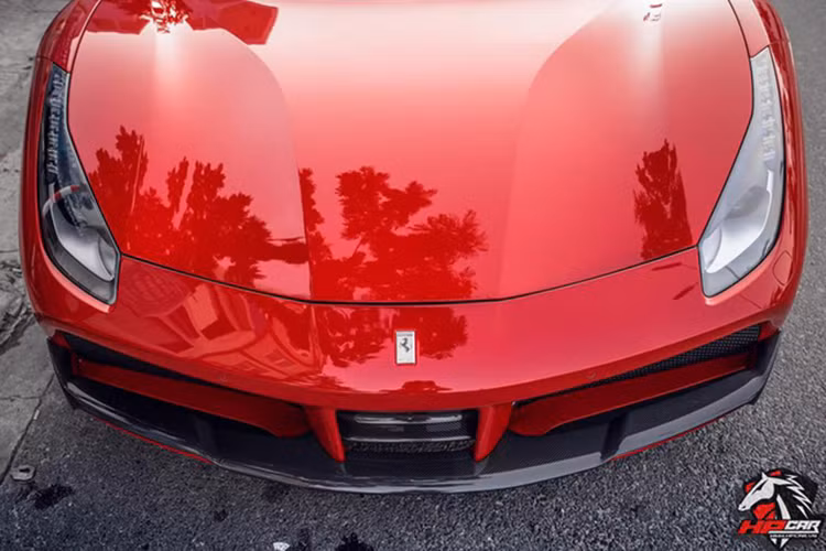 Về thiết kế tổng thể, siêu xe Ferrari 488 GTB có ngoại hình khoẻ khoắn và được hãng xe Ý gọt bỏ bớt những đường cong mềm mại như đàn anh 458 Italia. Thay vào đó là những nét cắt thẳng đứng đầy góc cạnh. Cản va trước/sau nguyên bản của chiếc Ferrari 488 GTB được thay thế bằng sợi carbon vừa giảm trọng lượng cho xe đồng thời mang đến diện mạo bắt mắt.