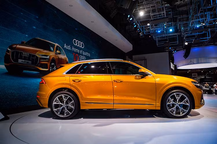 Mẫu xe sang Audi Q8 mới về Việt Nam sau khoảng gần 5 tháng so với toàn cầu. Xe xuất hiện tại triển lãm VMS 2018 theo dạng tạm nhập tái xuất, phục vụ mục đích trưng bày. Hiện hãng chưa công bố thời gian phân phối và giá bán.