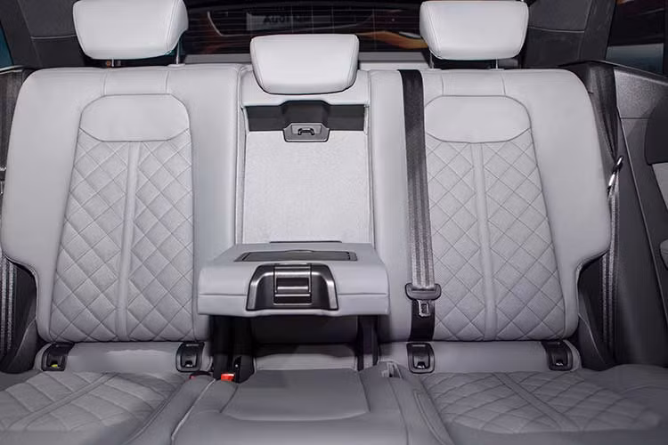 Ghế sau của xe được thiết kế khá rộng rãi và có chiều cao dốc về phía sau như một chiếc xe coupe hạng sang. Tựa lưng ghế có thể gập xuống giúp tăng sức chứa của khoang hành lý phía sau lên đến 1.755 lít. Cụm điều chỉnh điều hòa có hàng ghế sau, xe có 5 chỗ ngồi và cửa sổ trời.