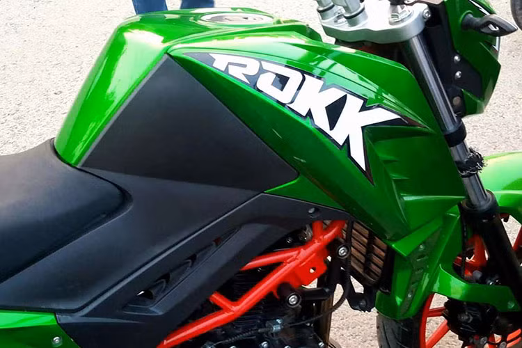 Dù vậy, nhìn kỹ hơn vẫn có thể thấy sự khác biệt giữa Sigma Rokk 200 so với mẫu xe KTM Duke 200 hàng xịn. Đầu tiên là màu sơn bóng khá rẻ tiền đi kèm dàn vỏ với chất liệu nhìn khá "rởm", khung và bộ vành của xe lại có màu đỏ thay vì màu cam truyền thống của thương hiệu KTM.