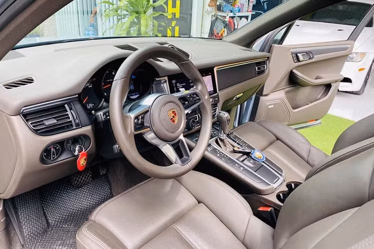 Không gian nội thất của Porsche Macan 2020 ít có mẫu xe nào trong cùng phân khúc có được bởi cách bố trí các chi tiết tinh tế, bắt mắt. Bảng taplo được thiết kế chỉn chu đến từng tiểu tiết. Các nút bấm điều khiển mô phỏng theo bàn phím của chiếc điện thoại Vertu kết hợp với những đường cắt vuông vắn, ấn tượng, nổi bật trên nền taplo tông đen.