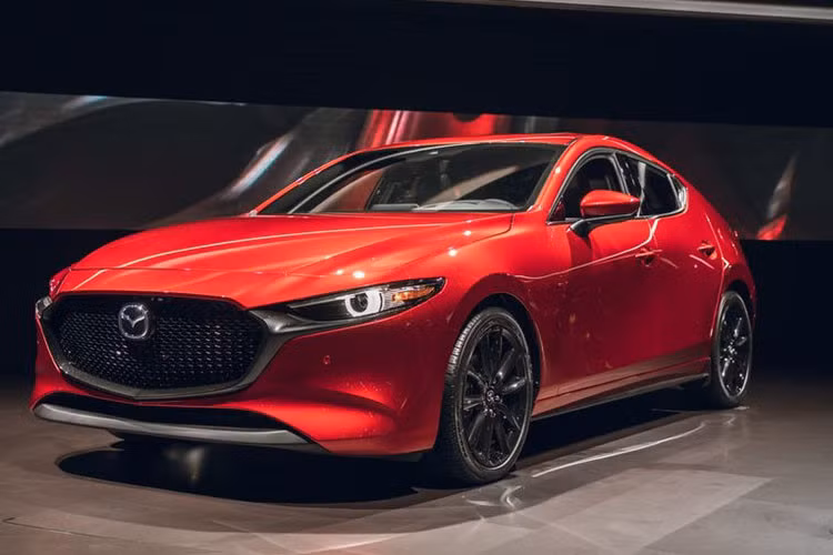 Tại Malaysia, mẫu xe Mazda3 2019 mới được nhập khẩu nguyên chiếc và bán trong ba phiên bản, trong đó chỉ có bản cơ sở và bản cao cấp nhất là có cả trong kiểu dáng hatchback và sedan, phiên bản tầm trung chỉ có trong hình thức sedan.