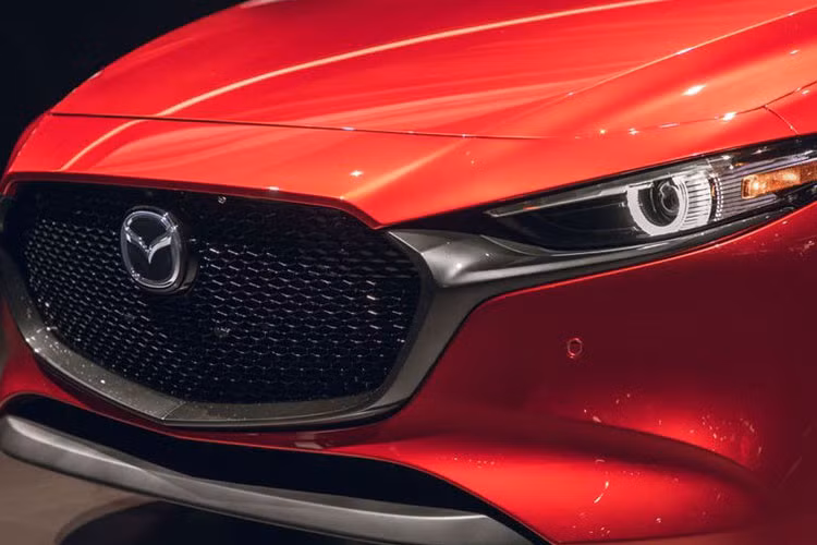Mazda3 2019 cũng to lớn hơn thế hệ cũ khi sở hữu kích thước lớn hơn rõ rệt. Xe có chiều dài 4.662 mm (tăng 82 mm), rộng 1.797 mm (tăng 2 mm), cao 1.445 mm (tăng 5 mm) và chiều dài cơ sở 2.725 mm (tăng 25 mm). Thiết kế đầu xe gây chú ý với lưới tản nhiệt họa tiết kim cương giống với hai mẫu xe Mazda CX-5, Mazda6 phiên bản mới. 