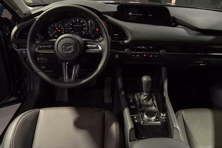 Khoang nội thất của Mazda3 thế hệ mới được thiết kế khá sang trọng. Toàn bộ nội thất được bọc da và sơn độc quyền của Polymetal. Màn hình cảm ứng trung tâm 8,8 inch đứng cao hơn táp lô, số lượng nút bấm điều khiển cũng ít hơn bản hiện hành đang bán ra tại Việt Nam.