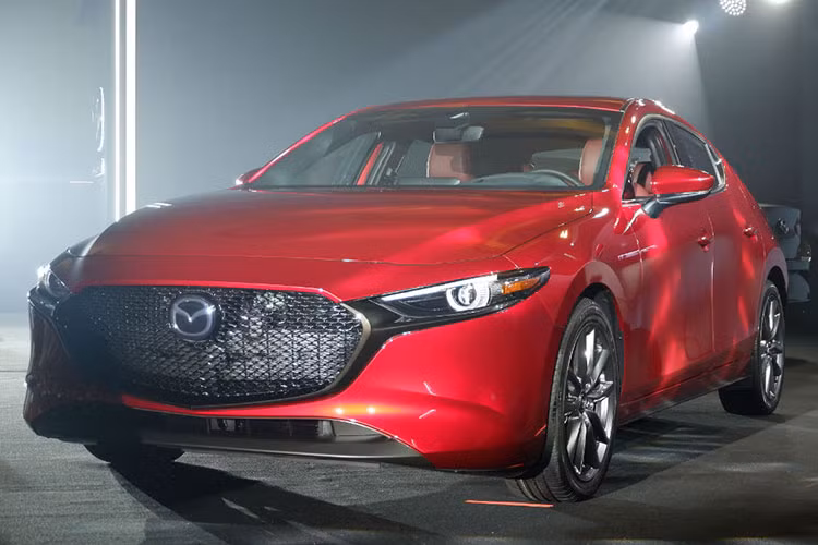 Với phiên bản hàng đầu, Mazda 3 2.0 High Plus, có sẵn với cả kiểu dáng sedan và hatchback, xe có giá từ 160.059 RM (khoảng 896 triệu đồng). Các giá bán vừa liệt kê của Mazda 3 2019 tại Malaysia đều đã bao gồm bảo hành 5 năm / 100.000 km, gói bảo trì miễn phí 5 năm/100.000 km, cũng như lựa chọn cửa kính riêng tư SkyTint. Dự định mẫu xe này sẽ về Việt Nam cuối năm nay.