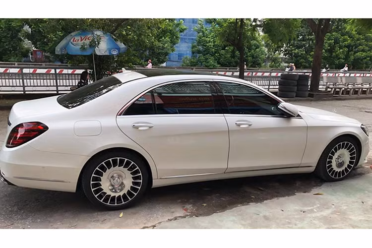 So với bộ la zăng hợp kim 18 inch tiêu chuẩn của nhà sản xuất, bộ mâm mới của mẫu xe siêu sang Mercedes-Maybach S600 khiến nhiều người lầm tưởng S450L là một chiếc Maybach thế hệ mới. Ngoài chi tiết mâm, ngoại thất của xe không thay đổi so với nguyên bản chính hãng bán ra. 
