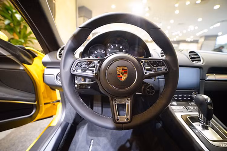 Porsche 911 GT2 RS được phát triển dựa trên phiên bản 911 Turbo S với khối động cơ 3,8 lít tăng áp kép cho ra 690 mã lực và 750 Nm. Cân nặng của xe đạt mức 1.470 kg nên thời gian tăng tốc của xe từ 0-100 km/h chỉ trong 2,8 giây và tốc độ tối đa lên tới 340 km/h. Hộp số được trang bị cho xe là loại tự động PDK 7 cấp.