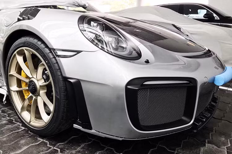 Thiết kế của hãng siêu xe Porsche luôn là điều không cần phải bàn luận quá nhiều. Mọi chi tiết đều gần như hoàn hảo. siêu xe thể thao 911 GT2 RS vẫn mang thiết kế đặc trưng của Porsche, các chi tiết đều mượt mà và tròn trịa nhưng luôn ẩn chứa sức mạnh cơ bắp.