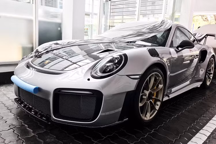 Hiện trong bộ sưu tập siêu xe của ông Đặng Lê Nguyên Vũ có không dưới 12 chiếc Porsche 911, trong đó có các phiên bản như 911 tiêu chuẩn không dưới 4 chiếc, 911 Carrera khoảng 3 chiếc, 3 chiếc 911 Turbo S, 1 chiếc siêu xe Porsche 911 GT3 RS đời cũ và gần đây là 1 chiếc Porsche 911 GT2 RS. Ngoài ra, còn nhiều siêu xe và xe sang hàng khủng khác lên đến hàng trăm tỷ đồng. 
