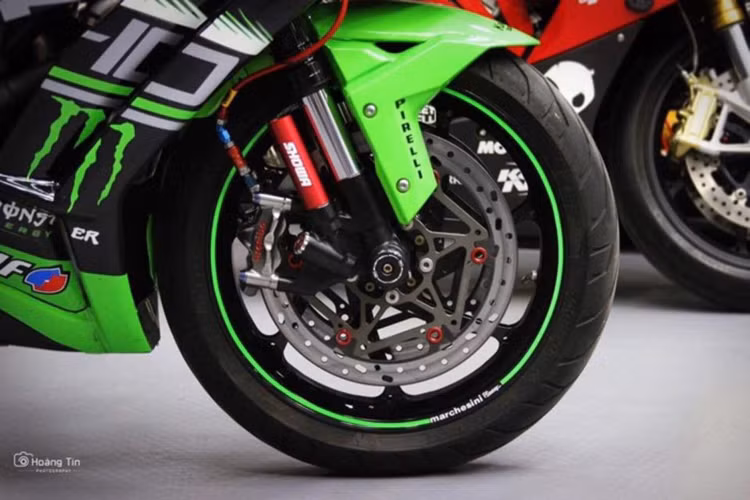 Thay vì cặp mâm nguyên bản của ZX-10R, người chơi xe đã thay mâm Marchesini M7RS với thiết kế 7 cánh xoắn đặc trưng cho chiếc xe. Vốn đã có cặp phuộc USD Showa trước khá "khủng", chiếc xe còn được nâng cấp hệ thống phanh trước với heo Brembo GP4RX và đĩa Braketech full-floating giống xe đua.