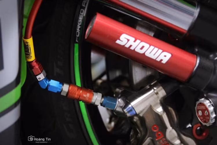 So với chiếc xe nguyên bản, chiếc Kawasaki Ninja ZX-10R này còn có công suất tăng lên chút đỉnh nhờ cây pô Akrapovic carbon kèm cổ pô titan full system. Để giảm trọng lượng cho xe, ngay cả tai bắt pô cũng đã được làm từ sợ carbon. Đi kèm với đó là dàn ốc, dây dầu kiểng... trang trí.