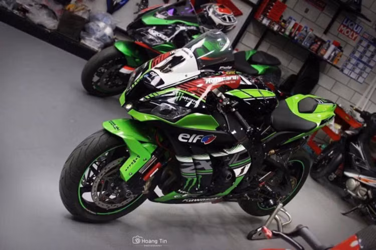 Tại thị trường môtô Việt Nam, siêu môtô Kawasaki ZX10R luôn được xem là một trong những "quái vật" đường đua, sánh ngang tốc độ với những cái tên đình đám khác trong phân khúc 200 sức ngựa. Đó cũng là lý do mà Kawasaki ZX10R luôn được dân chơi xe môtô đón nhận nồng nhiệt.