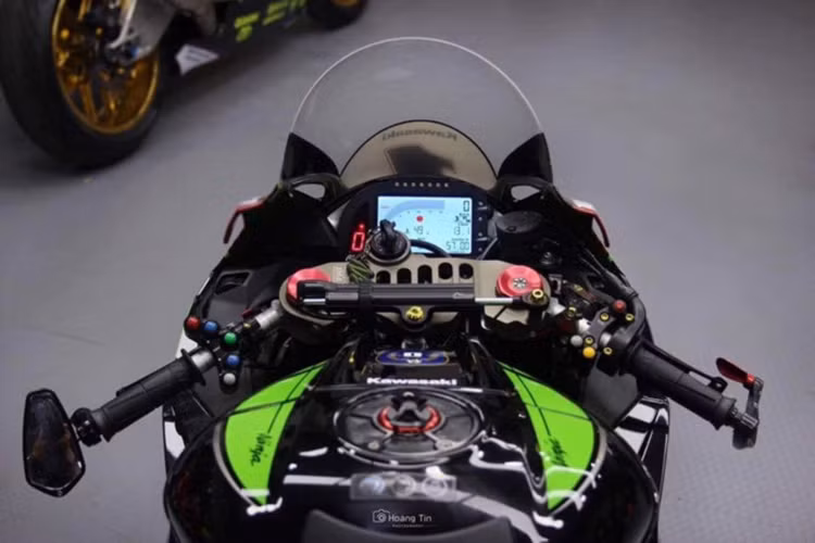 Lấy cảm hứng từ những chiếc Kawasaki ZX-10R bản đua tại giải siêu môtô đình đám Thế giới WSBK, một người chơi xe tại Sài Gòn đã không tiếc công sức và tiền bạc để độ lại chiếc xe "gần full" cấu hình môtô đua. Với một loạt các phụ tùng "hàng khủng", hiệu năng của chiếc siêu môtô này đã còn tăng hơn nữa.