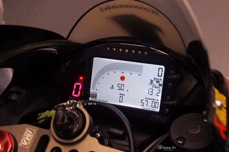 Thay vì bảng đồng hồ nguyên bản, chiếc ZX-10R đã được thay đồng hồ kỹ thuật số Chrome của hãng L2M, không chỉ cung cấp mọi thông tin chi tiết như bảng đồng hồ nguyên bản mà còn có kèm bộ GPS để ghi lại dữ liệu trên đường đua. Nằm bên dưới đồng hồ là chảng ba CNC trọng lượng nhẹ của hãng IMA và trợ lực tay lái Ohlins.