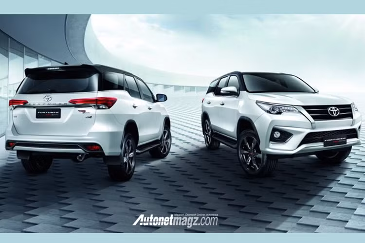 Dự kiến, Toyota Fortuner 2017 sẽ được bày bán trên thị trường Thái Lan vào tháng 7/2017. Hiện chưa rõ giá bán của Toyota Fortuner 2017 tại Thái Lan. Trong khi đó, phiên bản cũ của Toyota Fortuner có giá dao động từ 1,299 - 1,769 triệu Baht (tương đương 864 triệu đến 1,17 tỷ đồng).