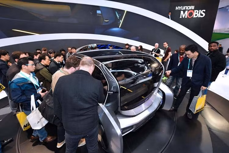 Nếu cái tên này có phần quen thuộc, đó là bởi vì Mobis đã đùa nghịch với ý tưởng này một thời gian rồi, giới thiệu mẫu M.Vision tại sự kiện CES lần trước. Nói cách khác, mẫu xe Hyundai M.Vision S mới này là một phiên bản nâng cấp để “cho thấy sự tiến hóa của công nghệ di chuyển tương lai” trong dạng một cái kén cho việc di chuyển chia sẻ.