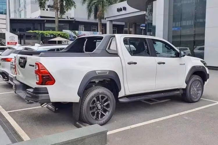Hiện tại không rõ xe có những thay đổi đáng kể nào về trang bị hay không nhưng giá dự kiến của hai phiên bản này hấp dẫn hơn so với trước với mức giảm cả trăm triệu. Cụ thể, giá xe Toyota Hilux 2024 bản 2.4L 4x2 AT hiện giờ là 700 triệu đồng, còn bản 2.8L 4x4 AT Adventure là hơn 900 triệu đồng. 