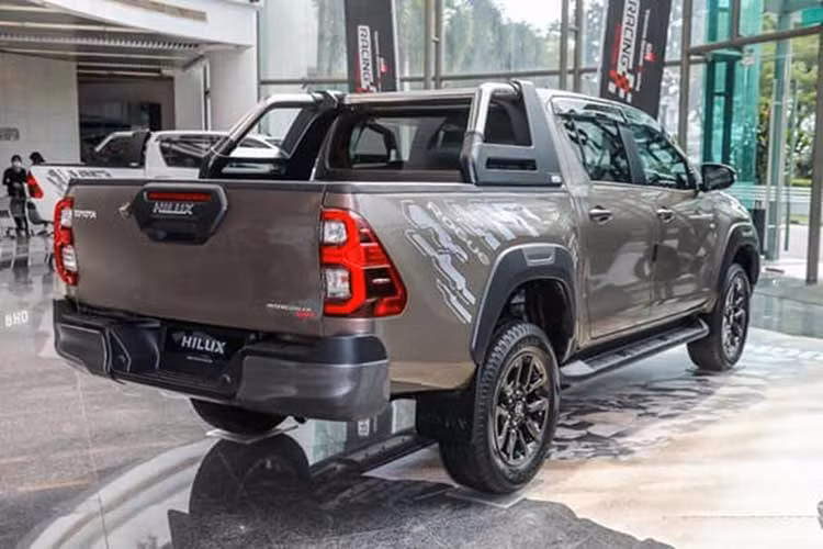 Trong khi đó giá xe Toyota Hilux hiện hành đang để mức giá 852-860 triệu đồng (tùy màu sắc) cho bản 2.4L 4x2 AT và 1,077 tỷ đồng cho bản 2.8L 4x4 AT Adventure. Hilux 2.8L 4x4 AT Adventure là phiên bản mới được đưa về Việt Nam. Dù đại lý đã chào bán phiên bản này nhưng trên website chính hãng của Toyota Việt Nam vẫn chưa cập nhật thông tin.