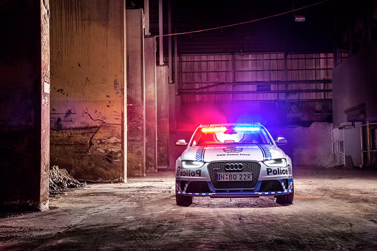Tuy nhiên, nhiệm vụ chính của chiếc Audi RS4 này không ly kỳ và gay cấn như phim hành động như thế. Audi RS4 sẽ là cục nam châm thu hút sự chú ý của người dân địa phương.