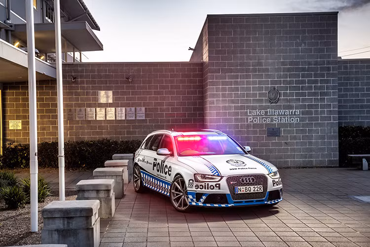 Chiếc Audi RS4 mới cáu cạnh được trưng bày ngay cổng của sở cảnh sát New South Wales nhằm thu hút sự chú ý của người dân nơi đây.