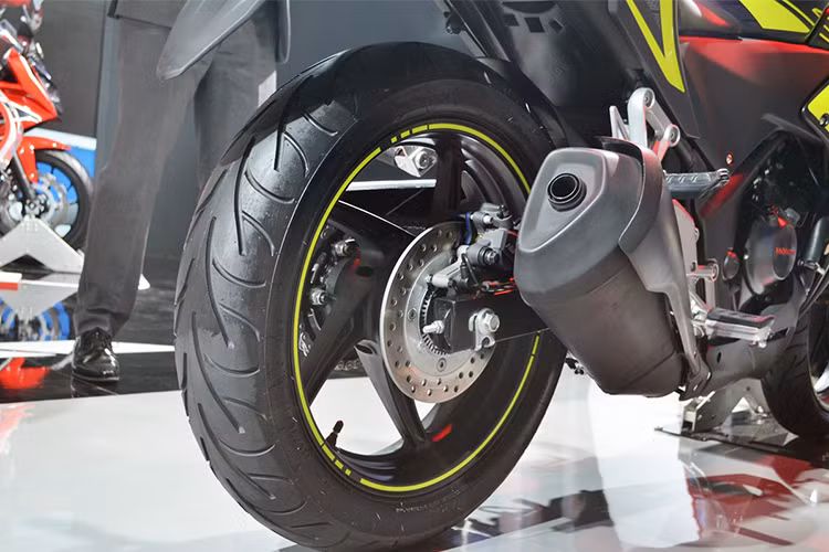 Phiên bản cao cấp hơn sẽ được đi kèm cả hệ thống chống bó cứng phanh ABS. Honda CBR250R sử dụng bình xăng bằng kim loại với dung tích 13 lít, tổng trọng lượng ướt của xe ở mức 167kg. Hệ thống khí thải mới của xe cũng đạt tiêu chuẩn kiểm định mới tại thị trường Ấn Độ.