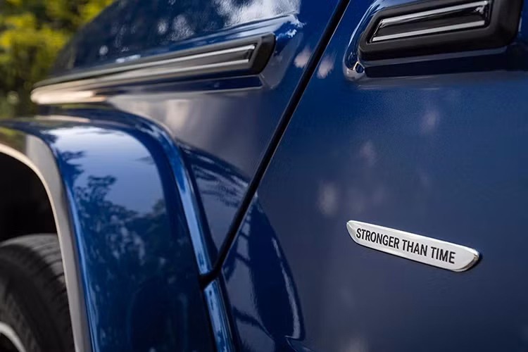 Dòng Mercedes-Benz G-Class có rất nhiều phiên bản từ G320d cho đến G nhà AMG như: 63 và 65 (ngừng sx) cho đến những siêu phẩm triệu đô như: Mercedes-Maybach G 650 Landaulet hay “Quái vật 6 chân” 3 cầu – Mercedes-Benz G63 AMG 6x6.