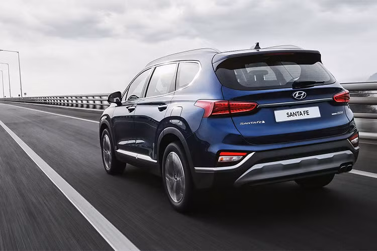 Phiên bản này vẫn được sở hữu các công nghệ an toàn khá tốt đến từ hệ thống Hyundai SmartSense. Trong đó bao gồm cảnh báo điểm mù và hỗ trợ tránh va chạm, hỗ trợ giữ làn đường, hỗ trợ đèn pha và hỗ trợ tránh va chạm phía trước, cảnh báo và hỗ trợ tránh va chạm phía sau, điều khiển hành trình thông minh Stop/go...