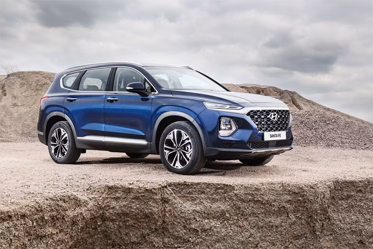 Phiên bản cao cấp hơn Hyundai SantaFe Limited 2.4 có giá từ 32.600 USD (khoảng 758 triệu đồng). Sở hữu đèn pha LED, cửa sổ trời panorama, các chi tiết mạ crom, ghế hành khách bọc da và chỉnh điện 8 hướng. Bản này sẽ đi cùng động cơn động cơ 2.4 hoặc tùy chọn 2.0 L tăng áp với công suất tối đa 235 mã lực và mô-men xoắn cực đại 353 Nm.