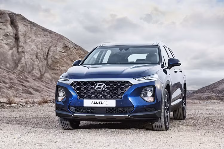 SantaFe Ultimate 2.4 có giá từ 35.450 USD (tương đương 824 triệu đồng). Chiếc xe cao cấp nhất dòng này sẽ được trang bị vô lăng có sưởi, các ghế trước có sưởi/ thông khí, ghế sau có sưởi, hệ thống thông tin giải trí 8 inch, định vị GPS, gạt mưa tự động, sạc smartphone không dây, màn hình hiển thị HUD màu. Ngoài ra nó còn được trang bị động cơ 2.4 L hoặc tùy chọn động cơ 2.0 L tăng áp (thêm tiền 1.650 USD).