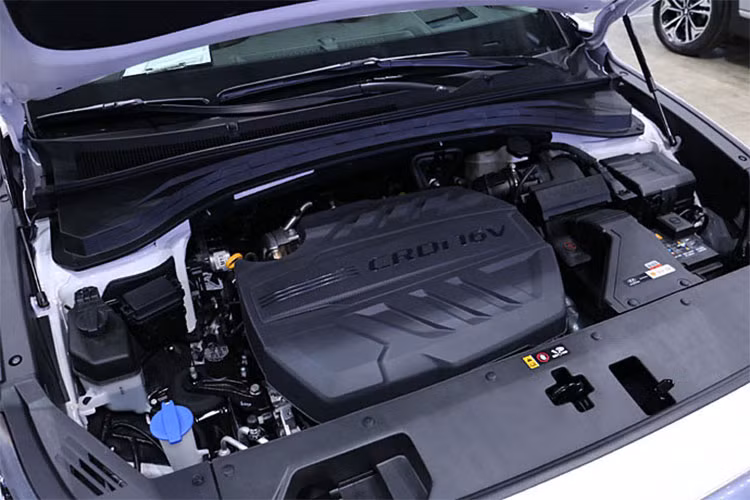 Santa Fe SEL Plus 2.4 có giá bán từ 29.800 USD (khoảng 693 triệu đồng). Phiên bản tầm trung này sẽ có giá nóc, mở cốp rảnh tay và mâm hợp kim 18 inch. Những trang bị khác gồm hệ thống điều hòa 2 vùng khí hậu, vô lăng bọc da, kính chiếu hậu chống chói, hệ thống kết nối HomeLink, hàng ghế thứ 2 có thanh trượt và hệ thống audio 12 loa với 1 sub.