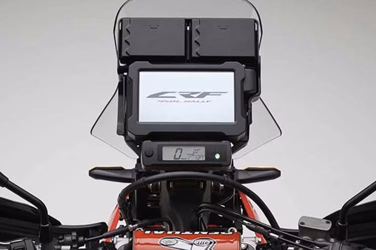 Honda CRF450L Rally ngoài màn hình LCD hiển thị tốc độ còn có màn hình màu TFT tích hợp hệ thống định vị dẫn đường. Phần tháp đồng hồ của xe còn có tai bắt chờ sẵn để có thể lắp đặt thêm nhiều thiết bị khác.