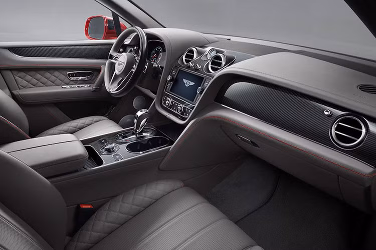 Chiếc xe cũng vẫn được tích hợp đầy đủ các trang bị tiện nghi xa hoa, đồng thời Bentley còn giới thiệu một số tùy chọn màu sắc và vật liệu cao cấp mới bên trong cabin, chẳng hạn như sợi carbon. Khác biệt lớn nhất của Bentley Bentayga giá rẻ đó chính là sự hiện diện của khối động cơ V8 tăng áp kép 4.0l V8 trong khoang máy.