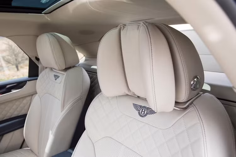 Với công suất 542 mã lực và mô-men xoắn 770Nm, động cơ này mạnh đúng bằng chiếc xe sang thể thao Porsche Panamera Turbo và chỉ thua kém lần lượt 58 mã lực/130Nm so với phiên bản Bentayga W12 hàng đầu. Đổi lại, trọng lượng của Bentayga V8 giảm xuống chỉ còn 2,36 tấn.