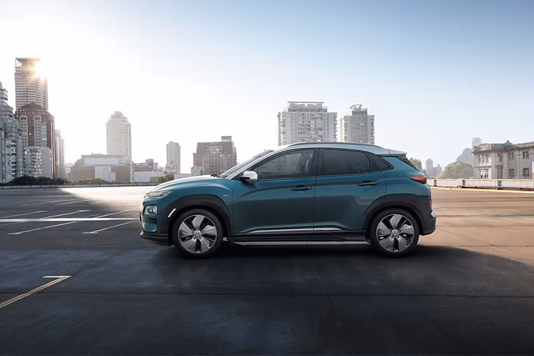 Ra mắt với 2 phiên bản tiêu chuẩn và cao cấp, Hyundai Kona cung cấp giải pháp di chuyển không cần nhiên liệu cho tương lai. Cụ thể, bản tiêu chuẩn ược trang bị bộ pin 39,2 kWh với cự ly hoạt động trong một lần sạc tối đa 300 km, công suất 133 mã lực, mô-men xoắn 395 Nm, tốc độ tối đa 167 km/giờ và khả năng tăng tốc từ 0-100 km/giờ trong 9,3 giây.