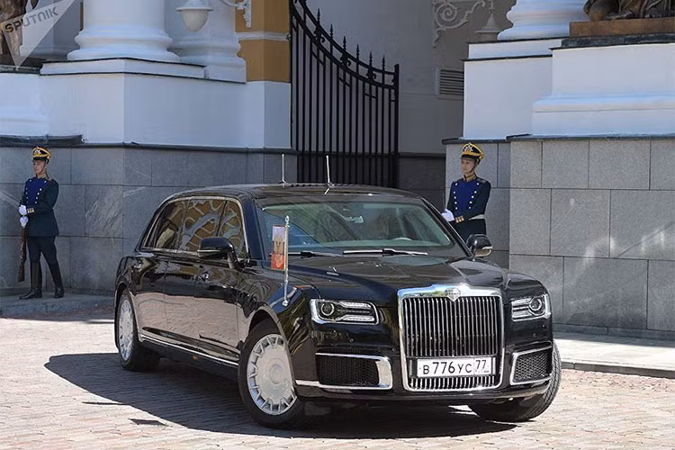 Các nhà sản xuất siêu xe cho Tổng thống và quan chức Nga trong dự án mang tên Kortezh đang nhận được sự quan tâm chú ý từ nước ngoài. Ngay sau khi chiếc xe phục vụ Tổng thống Vladimir Putin ra mắt công chúng, nó đã không ít lần được lãnh đạo Nga khéo léo quảng bá với các quan chức nước ngoài.