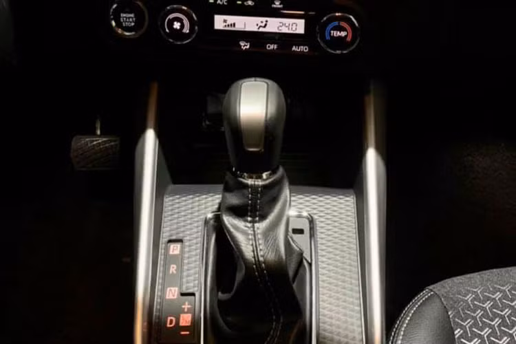 Điểm cộng lớn của Toyota Raize 2022 còn ở khoang hành lý khá rộng rãi với dung tích lên tới 369 lít. Nếu cần thêm không gian, chủ nhân có thể linh động gập hàng ghế sau để tăng không gian chứa đồ. 