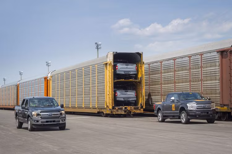 “Ford chắc chắn sẽ tung ra thị trường một mẫu F-150 hoàn toàn chạy điện”, Ford tuyên bố. “Đây sẽ là sự bổ sung cho mẫu F-150 Hybrid hoàn toàn mới dự kiến được bán ra trong năm tới. Cả 2 mẫu F-150 mới này đều sẽ có độ bền, sức mạnh và những đổi mới mà fan F-150 luôn mong đợi”