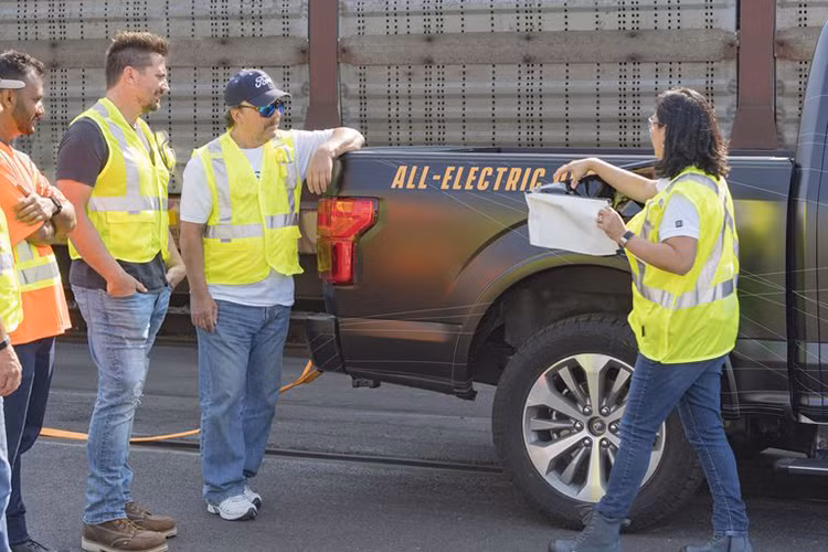Người ngồi sau tay lái nguyên mẫu F-150 hoàn toàn chạy điện không ai khác chính là bà Linda Zhang "bìa phải", kỹ sư trưởng của hãng Ford.