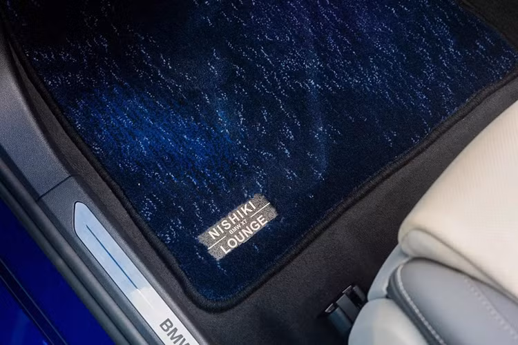 Cuối cùng, BMW X7 Nishiki Lounge có những tấm thảm sàn đặc biệt do nhà sản xuất dệt may Kawashima Selkon tạo ra. Chúng mô tả vũ trụ và được tạo ra bằng quy trình “nhuộm ikat”.