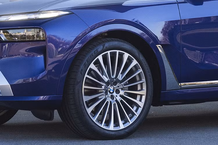 Mẫu xe BMW X7 Nishiki Lounge ý tưởng này dựa trên X7 xDrive40d. Điều đó có nghĩa là chiếc crossover này có thể được trang bị động cơ diesel 6 xi-lanh 3.0 lít sản sinh công suất 347 mã lực (259kW / 352PS) và mô-men xoắn 720Nm để tăng tốc từ 0-100km/h trong 5,9 giây.