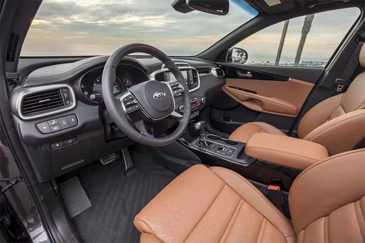 Tại thị trường Mỹ, Kia Sorento LX 2019 bản V6 dẫn động cầu trước có giá 31.290 USD (712,4 triệu đồng) trong khi con số tương ứng của bản dẫn động 4 bánh toàn thời gian là 33.090 USD (khoảng 753,4 triệu đồng). 
