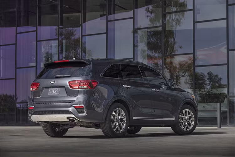 Trong khi đó, Kia Sorento EX 2019 bản dẫn động 4 bánh toàn thời gian có giá khởi điểm 37.390 USD (851 triệu đồng). Các trang bị tùy chọn của Kia Sorento EX 2019 bao gồm cảnh báo khoảng cách đỗ xe, dàn âm thanh Harman Kardon và hệ thống định vị AVN 5.0, tương thích Android Auto cũng như Apple CarPlay. 