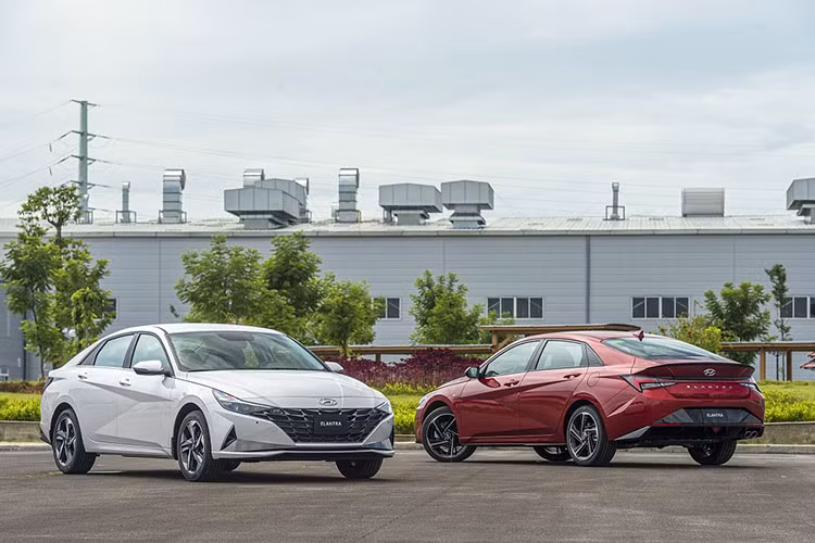 Liên doanh ôtô Hyundai Thành Công Việt Nam đã chính thức giới thiệu All New Hyundai Elantra tới người tiêu dùng trong nước. Tại Việt Nam, Hyundai Elantra 2023 mới sở hữu loạt thay đổi mang tính đột phá về thiết kế, động cơ, vận hành và hệ thống an toàn, hứa hẹn đẩy cuộc đua doanh số nhóm sedan hạng C thêm phần sôi động.