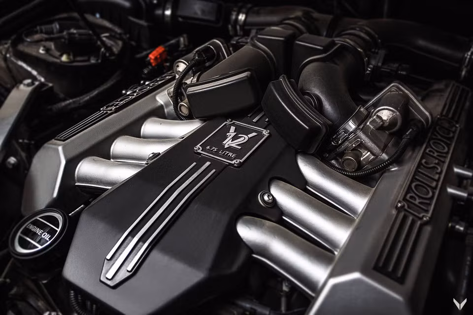 Đáng tiếc, chiếc Rolls-Royce Phantom Drophead Coupe phiên bản mới này không có sự nâng cấp ở sức mạnh truyền động. Xe vẫn sử dụng bộ động cơ V12 dung tích 6.75L kết hợp cùng hộp số tự động 6 cấp, sản sinh công suất tối đa 454 mã lực và mô-men xoắn cực đại 720 Nm.