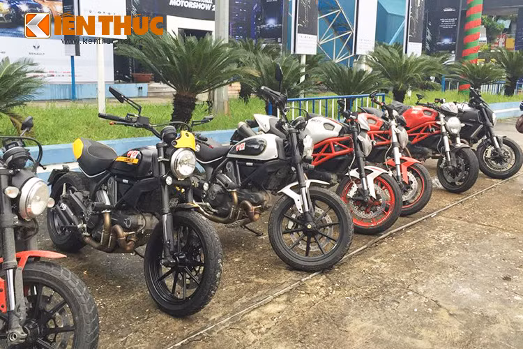 Hệ thống này được phát minh từ đầu thế kỉ 20 và được Fabio Taglioni - một kỹ sư của Ducati hoàn thiện vào năm 1956 và phát triển nó cho đến ngày nay.