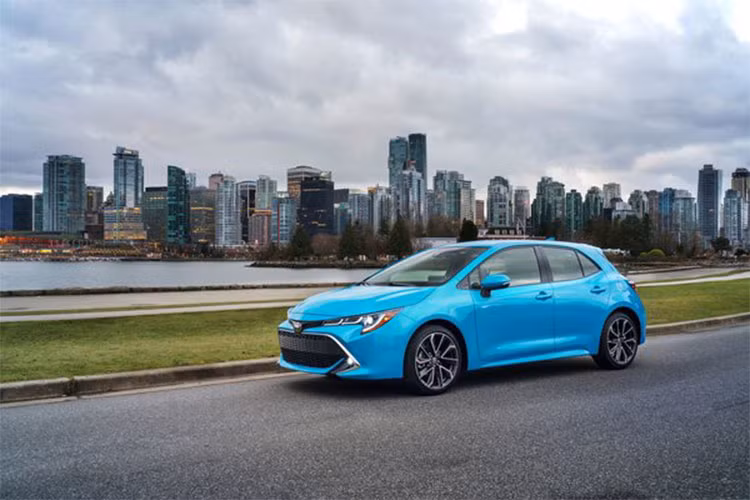 Tại Mỹ, Corolla hatchback chỉ có duy nhất động cơ xăng nạp khí tự nhiên M20A-FKS 2.0l Dynamic Force công nghệ phun nhiên liệu trực tiếp D-4S và VVT-iE. Theo Toyota, động cơ này êm, sạch, mạnh mẽ và tiết kiệm hơn thế hệ trước. Đi kèm là hệ dẫn động cầu trước kèm theo hộp số sàn 6 cấp hoặc tự động vô cấp CVT.