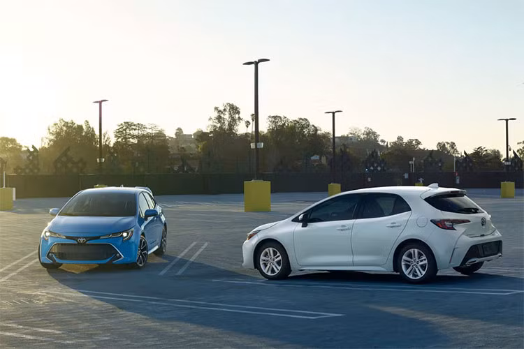 Toyota Corolla hatchback 2019 sẽ được bán ra tại thị trường ôtô Mỹ vào mùa hè năm nay với các màu như; xanh Blue Flame đặc trưng, trắng ngọc Blizzard Pearl, bạc ánh kim Silver Metallic, đen bóng Midnight Black, xanh đậm Galactic Aqua Mica, đỏ Scarlet và đồng Oxide Bronze.