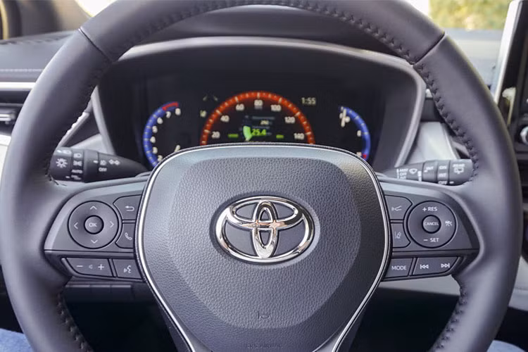 Các tiện ích bao gồm hệ thống thông tin giải trí Entune 3.0 với màn hình cảm ứng 8 inch kèm các tính năng hiện đại như kết nối smartphone, trợ lý ảo Alexa, kết nối Wi-Fi, nhận dạng giọng nói và dàn âm thanh 6 loa. Ở bản XSE sử dụng hộp số tự động, Corolla hatchback sẽ có thêm dàn loa JBL 800W và hệ thống định vị thông minh.