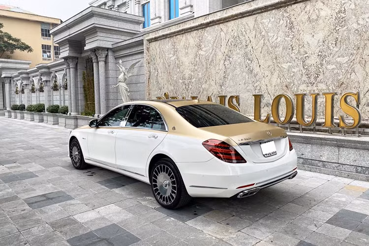 Mercedes-Benz S400 vẫn được trang bị các tính năng cao cấp của dòng xe S-Class. Xe được trang bị động cơ V6 tăng áp kép hiệu suất cao, sản sinh công suất 333 mã lực, mômen xoắn cực đại 480 Nm. Sức mạnh này giúp xe tăng tốc từ 0-100 km/h trong vòng 6 giây và khả năng tiêu thụ 8 lít nhiên liệu cho 100Km. 