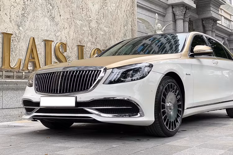 Về ngoại hình, Mercedes-Benz S400 đời 2015 mang biển Hà Nội này đã được độ một số chi tiết phong cách Mercedes Maybach S600, tuy nhiên một số chi tiết như logo, cản trước và đèn pha... vẫn không có gì thay đổi. Nước sơn của xe được làm mới với hai tông màu trắng và vàng khá bắt mắt.